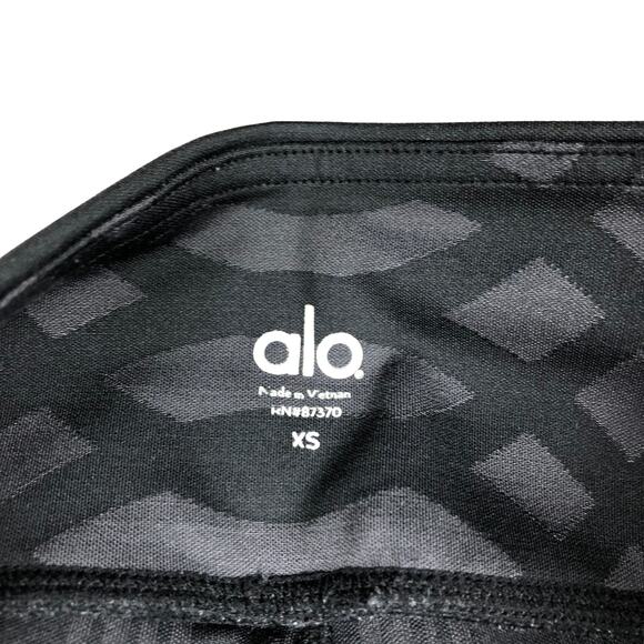 ALO Leggings Airbrush Capri Cropped Pant Black Gray Abstract Size XS Workout Gym - Picture 3 of 6